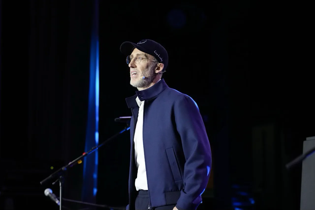 Uri Poliavich durante un intervento sul palco di un evento di settore